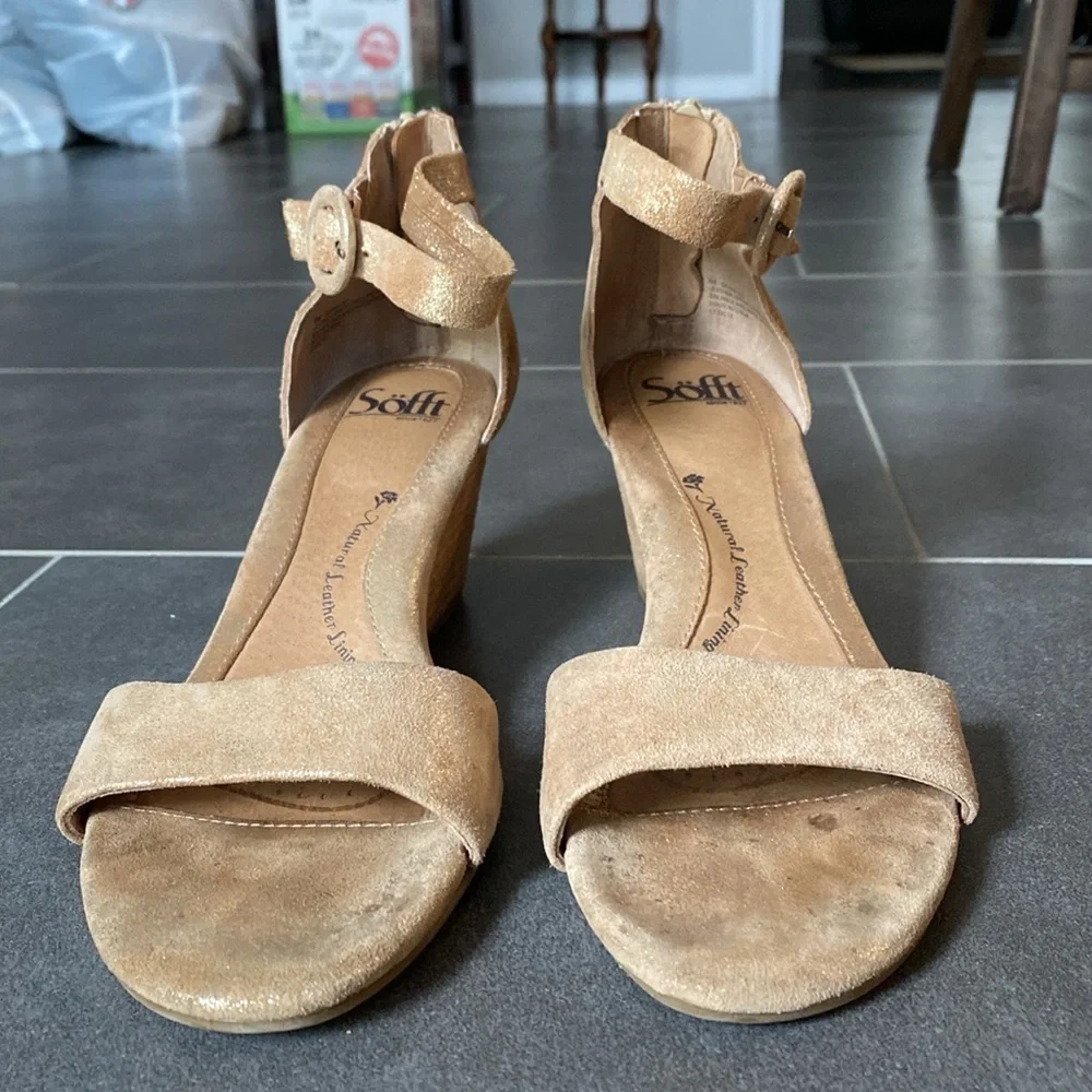 Soft womens Marla suede‎ wedge heel Sandals in gold size 9